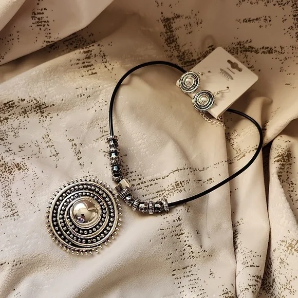 Traditional Beautiful Oxidized Silver Leather  Strap Necklace - Picture 12 of 13